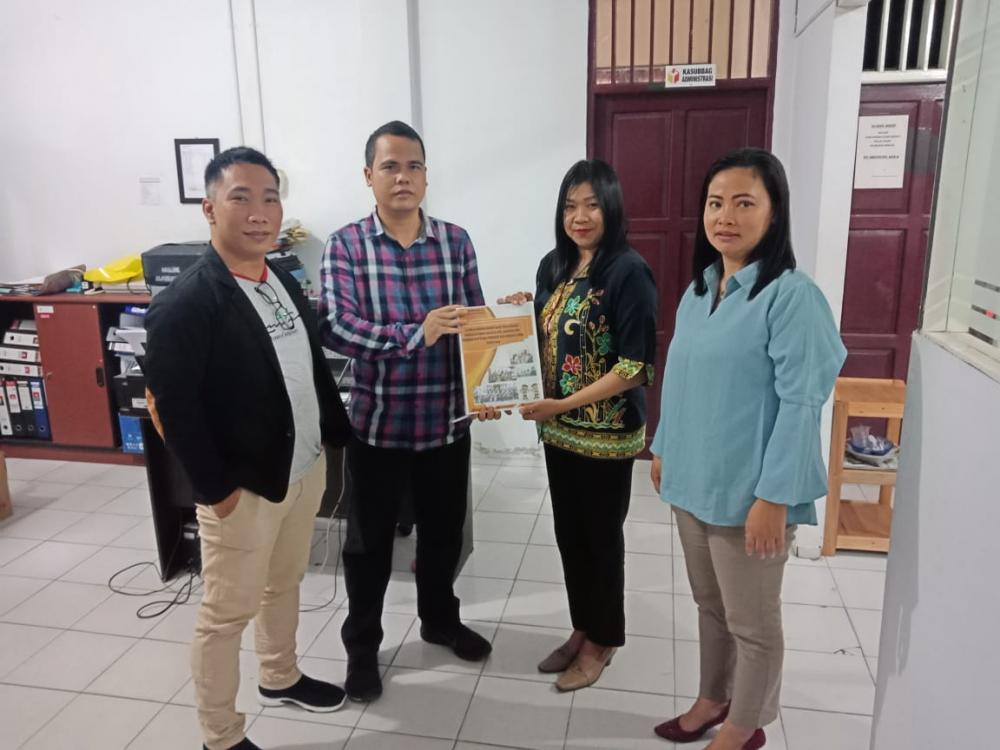 Ketua dan Anggota Bawaslu Kabupaten Katingan menyerahkan Hasil Laporan Komprehensif Hasil Pengawasan Pemilihan Umum Anggota DPR, Anggota DPD, Presiden dan Wakil Presiden dan Anggota DPRD Tahun 2019 