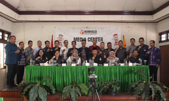 Lolly : Masyarakat Harus Teredukasi Soal Pengawasan Lewat Kerja Kehumasan