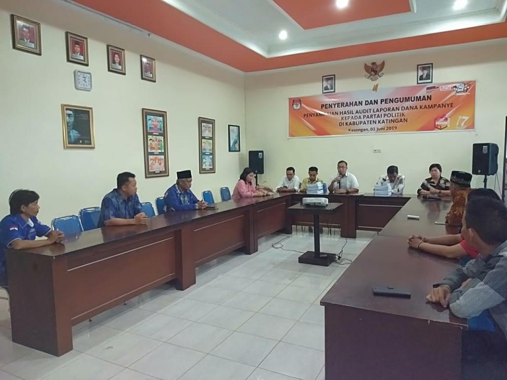 Penyerahan dan Pengumuman Penyampaian Hasil Audit Laporan Dana Kampanye kepada Parpol dan Bawaslu Kabupaten Katingan