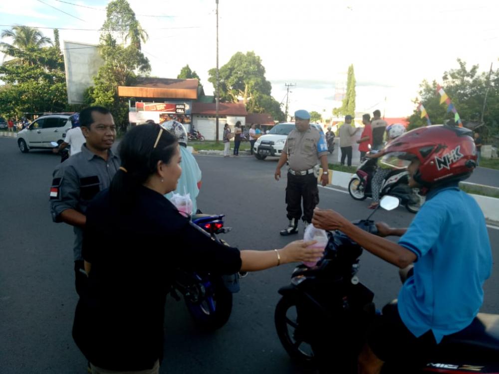 Bawaslu Kabupaten Katingan Berbagi Takjil di Bundaran Kasongan