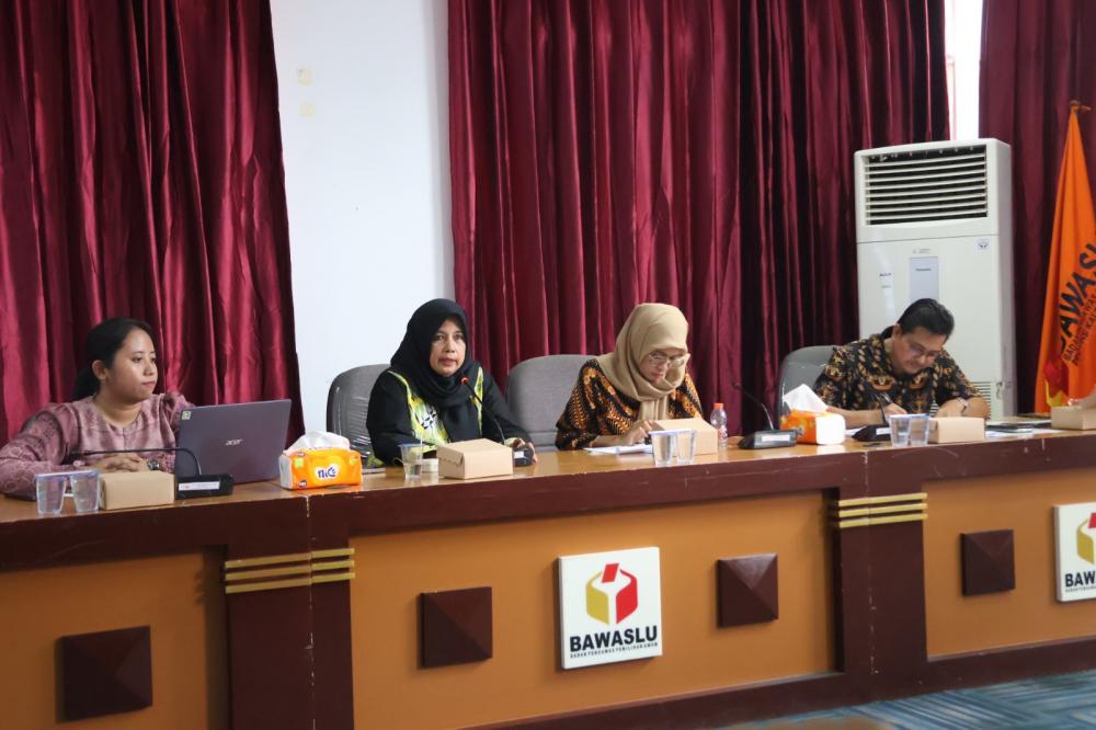 BAWASLU KABUPATEN/KOTA SE-KALIMANTAN TENGAH DIHARAPKAN MENJADI KATEGORI INFORMATIF DALAM PELAYANAN PUBLIK