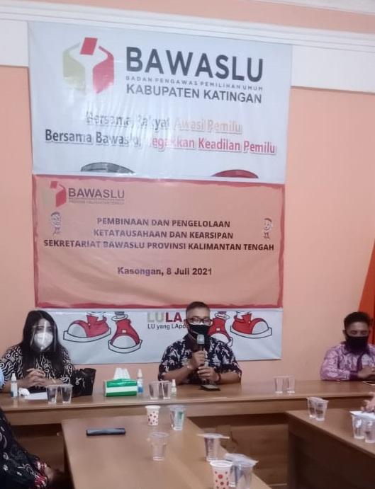 Ketua Bawaslu Katingan membuka Kegiatan Pembinaan Ketatausahaan dan Kearsipan Bagi Sekretariat di Lingkungan Bawaslu Provinsi Kalimantan Tengah