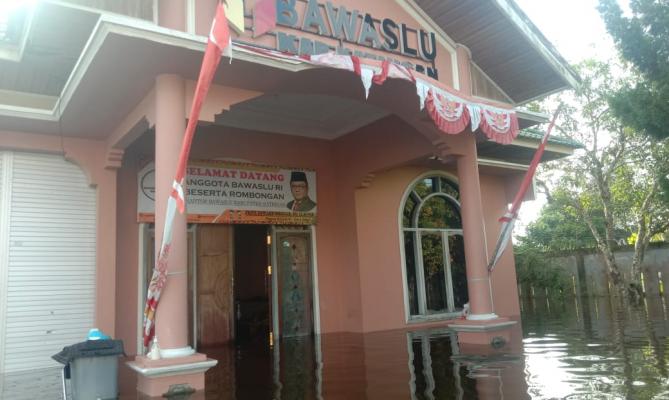 Peduli Bencana Banjir Katingan, Bawaslu Kalteng Serahkan Bantuan