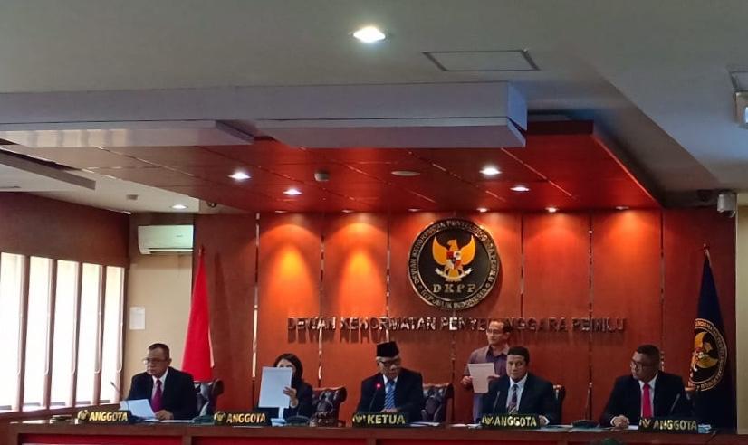 Anggota Bawaslu Kabupaten Katingan menghadap Majelis Sidang DKPP RI