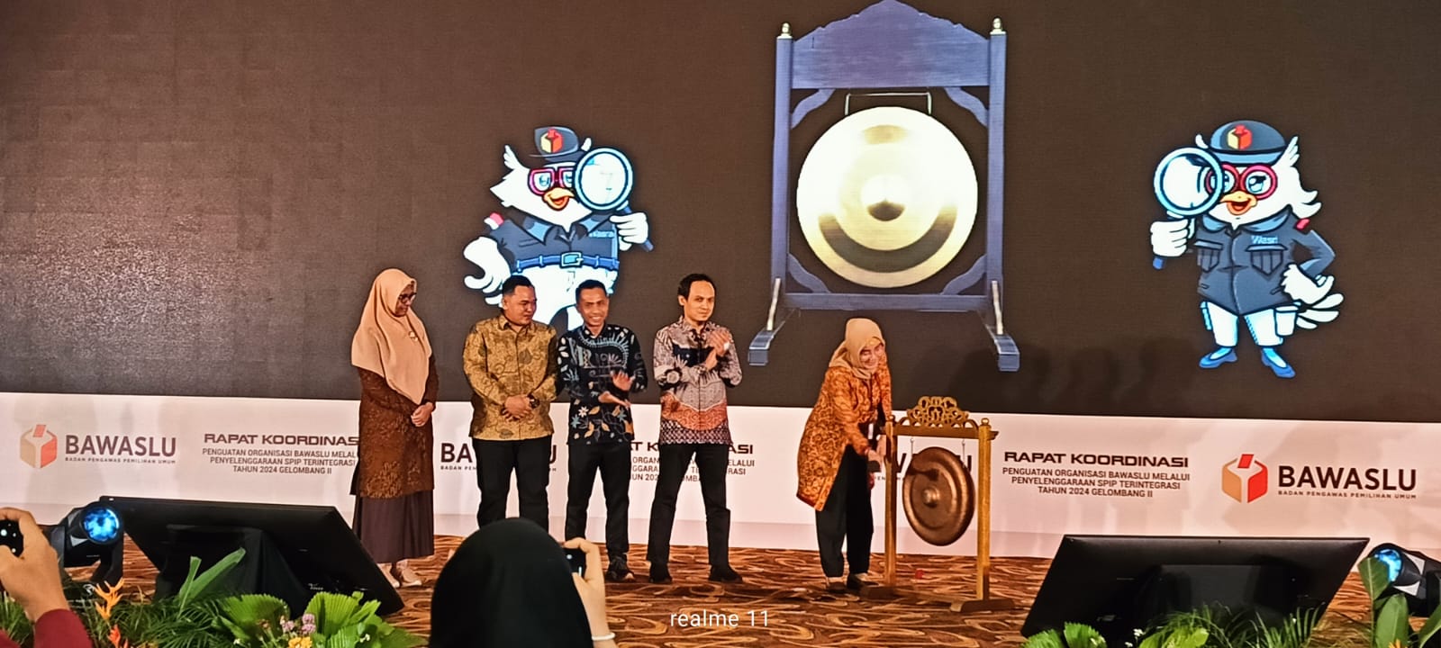 Pemukulan Gong oleh Inspektur Utama Bawaslu RI, Rini Wartini saat Pembukaan Kegiatan Rakor