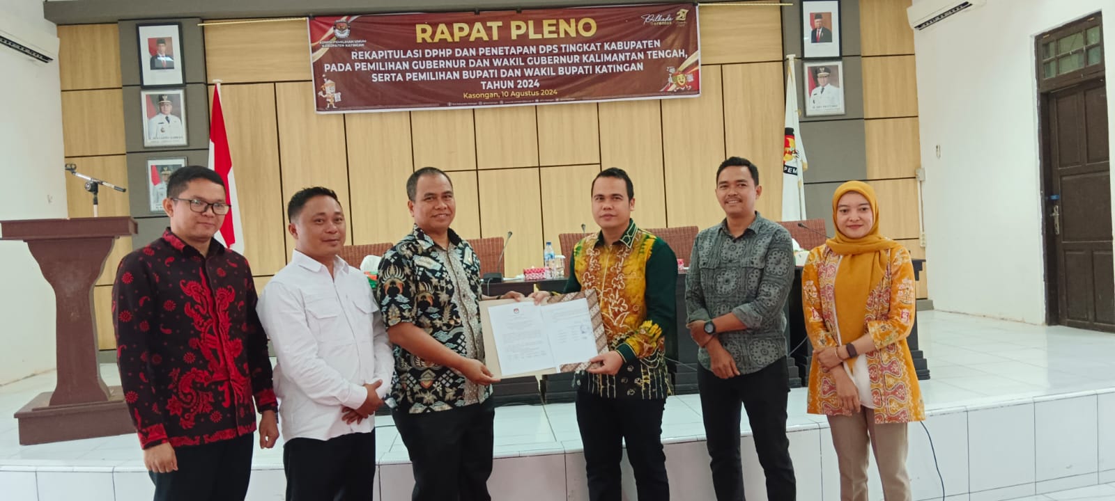 Anggota Bawaslu Katingan Saat Menerima Penyerahan Berita Acara Penetapan DPS