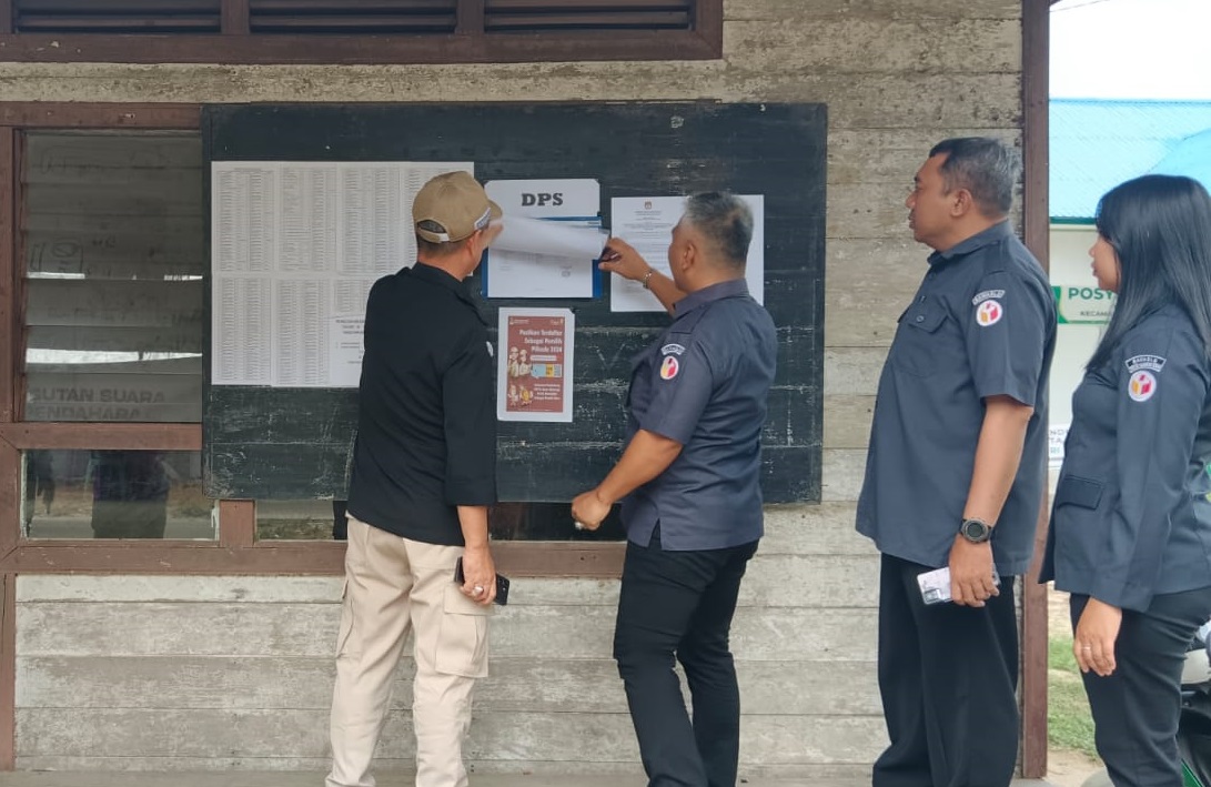 Ketua Bawaslu Kalteng dan Ketua Bawaslu Kabupaten Katingan saat melakukan Pengawasan Penempelan DPS