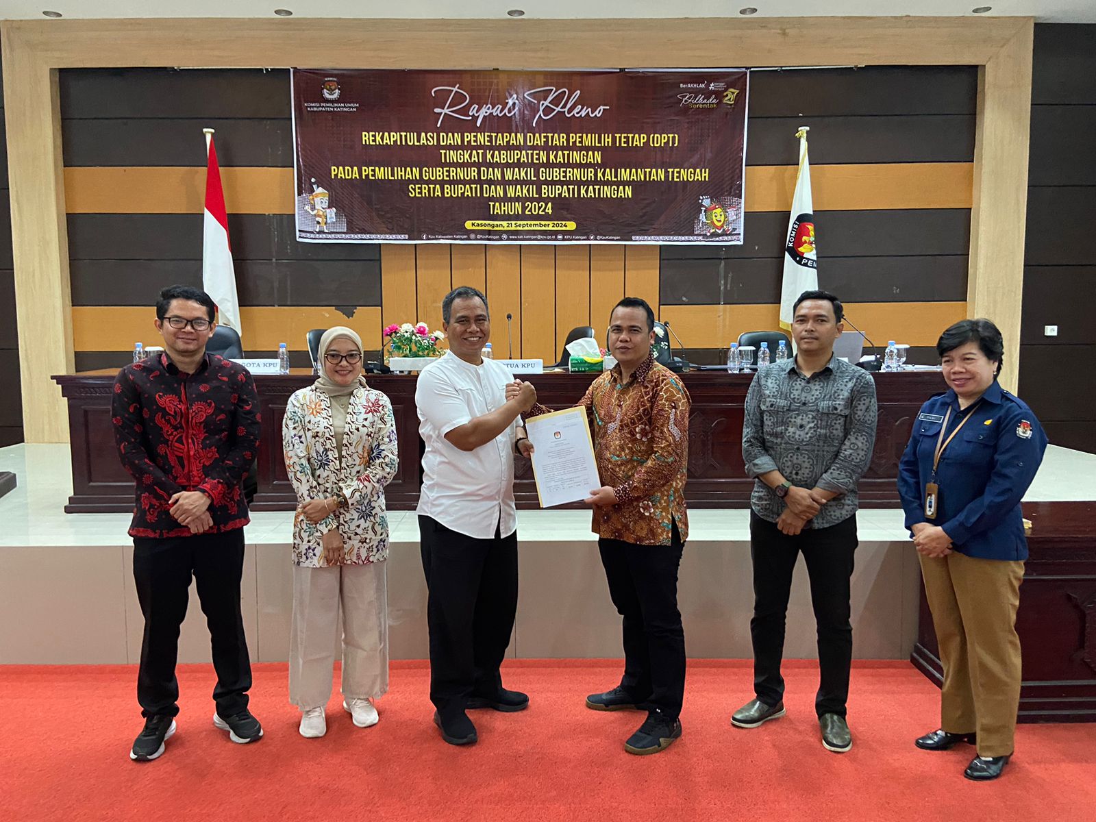 Usman Sitepu saat menerima BA Rekapitulasi DPT