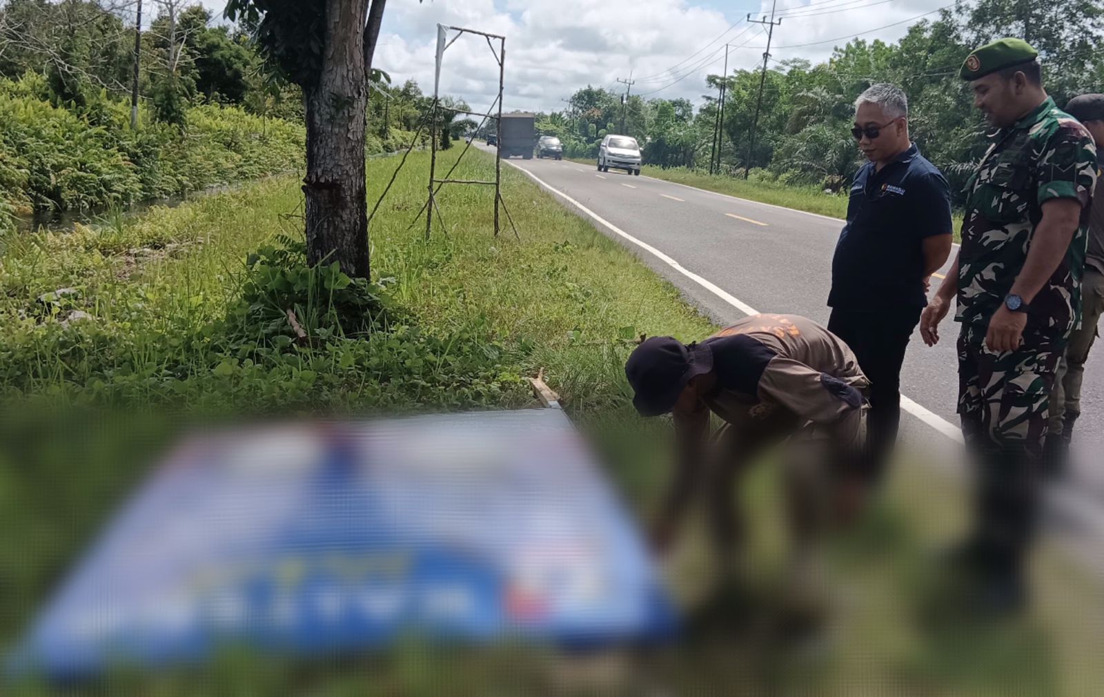 Yosafat Ketua Bawaslu Kabupaten Katingan saat melakukan Patroli Pengawasan Penertiban APK yang masih beredar di Wilayah Katingan Hilir