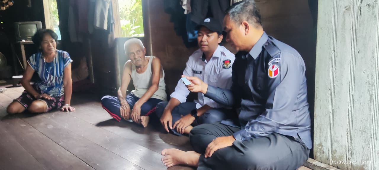 Anggota Bawaslu Kabupaten katingan Usman Sitepu melakukan pengecekan ktp pemilih dengan usia diatas seratus tahun di Desa Tewang Derayu