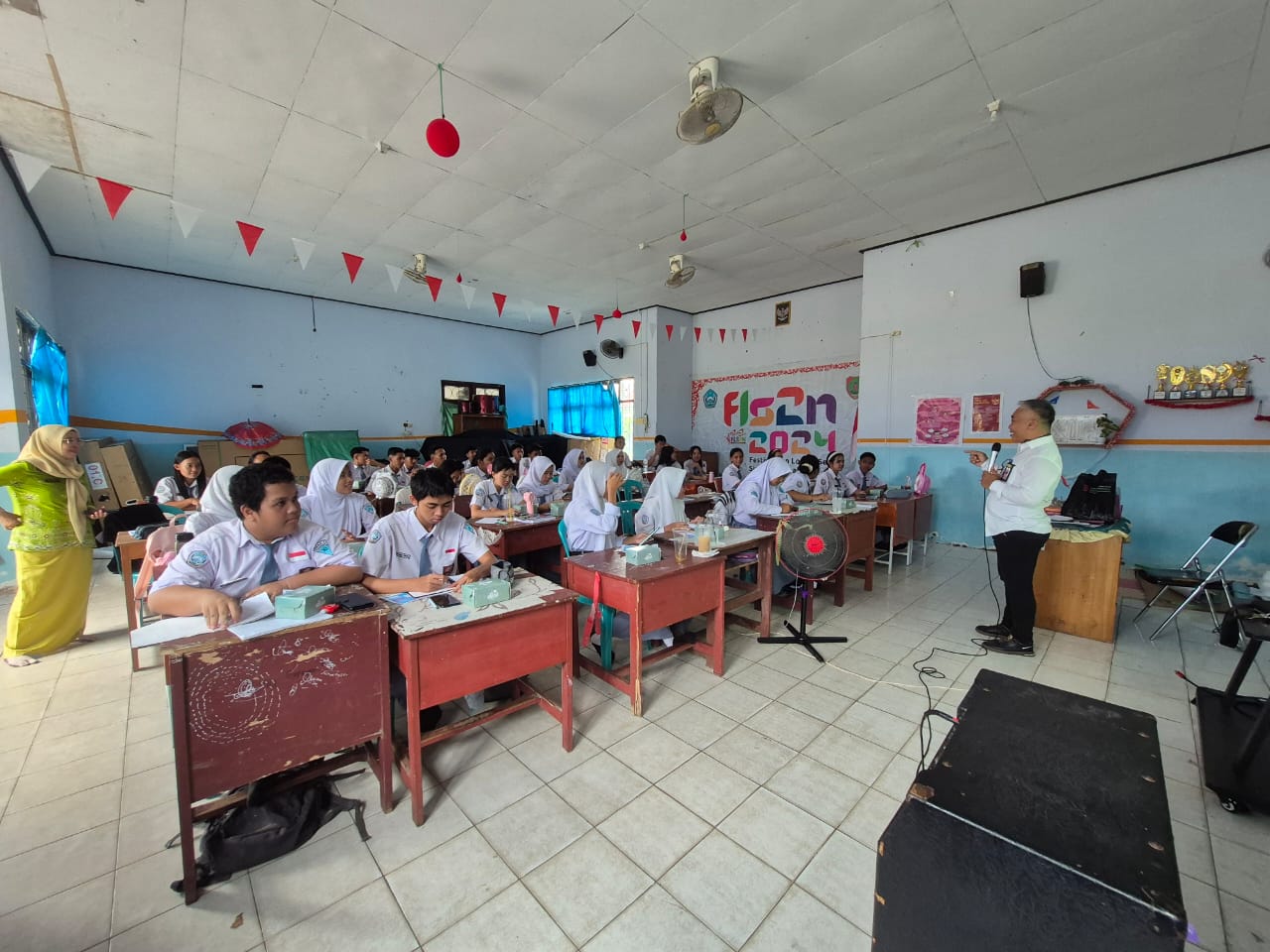 Bawaslu Katingan Goes to School