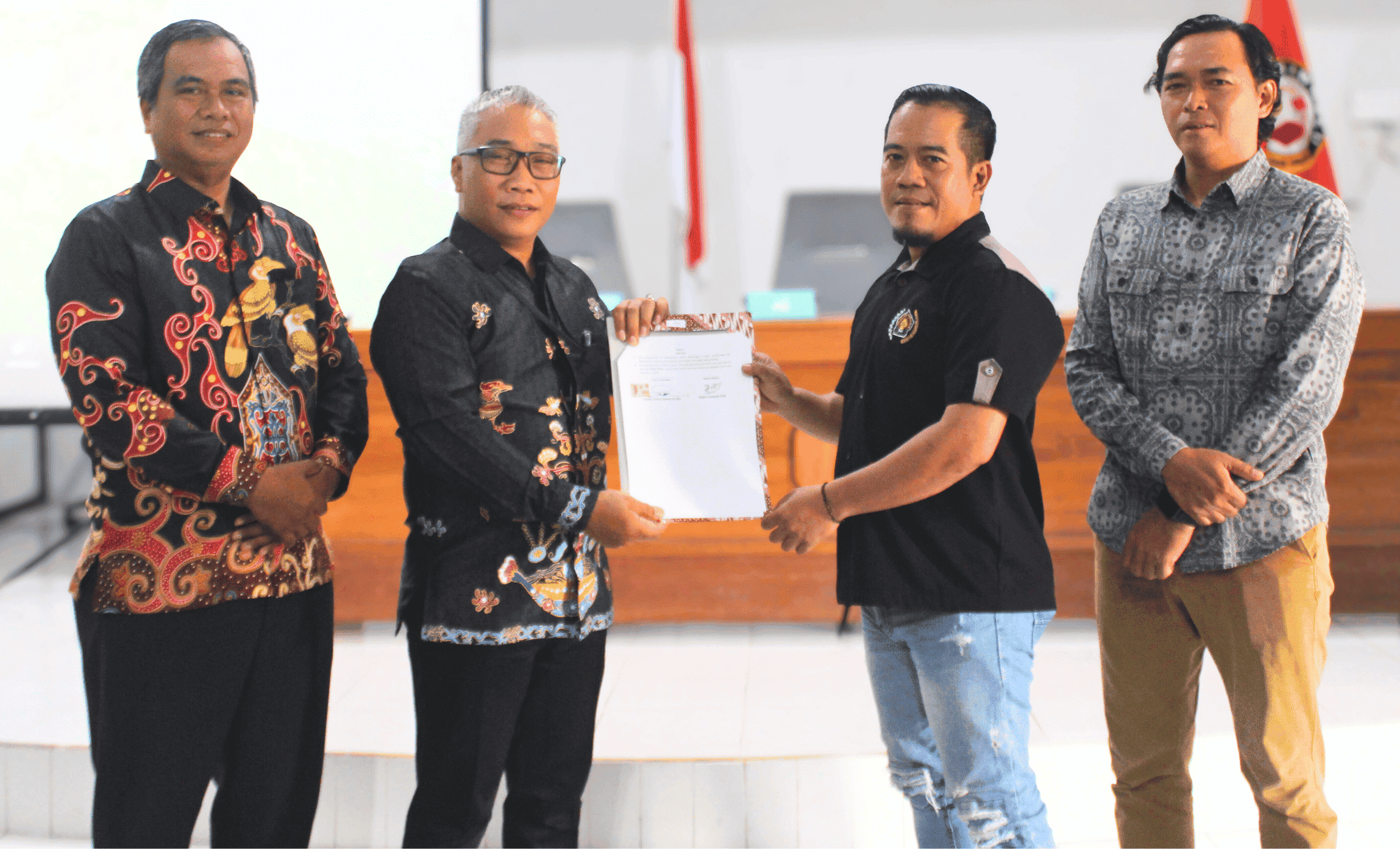 Ketua Bawaslu Katingan di dampingi koordiv HP2H saat penandatanganan Nota Kesepahaman (MoU) dengan Persatuan Wartawan Indonesia Kabupaten Katingan