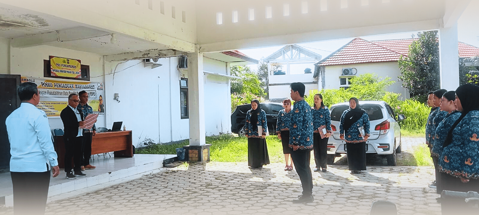 Ketua Bawaslu Kabupaten Katingan Yosafat Ericktovia Kawung selaku inspektur upacara membacakan Naskah Ikrar Pancasila