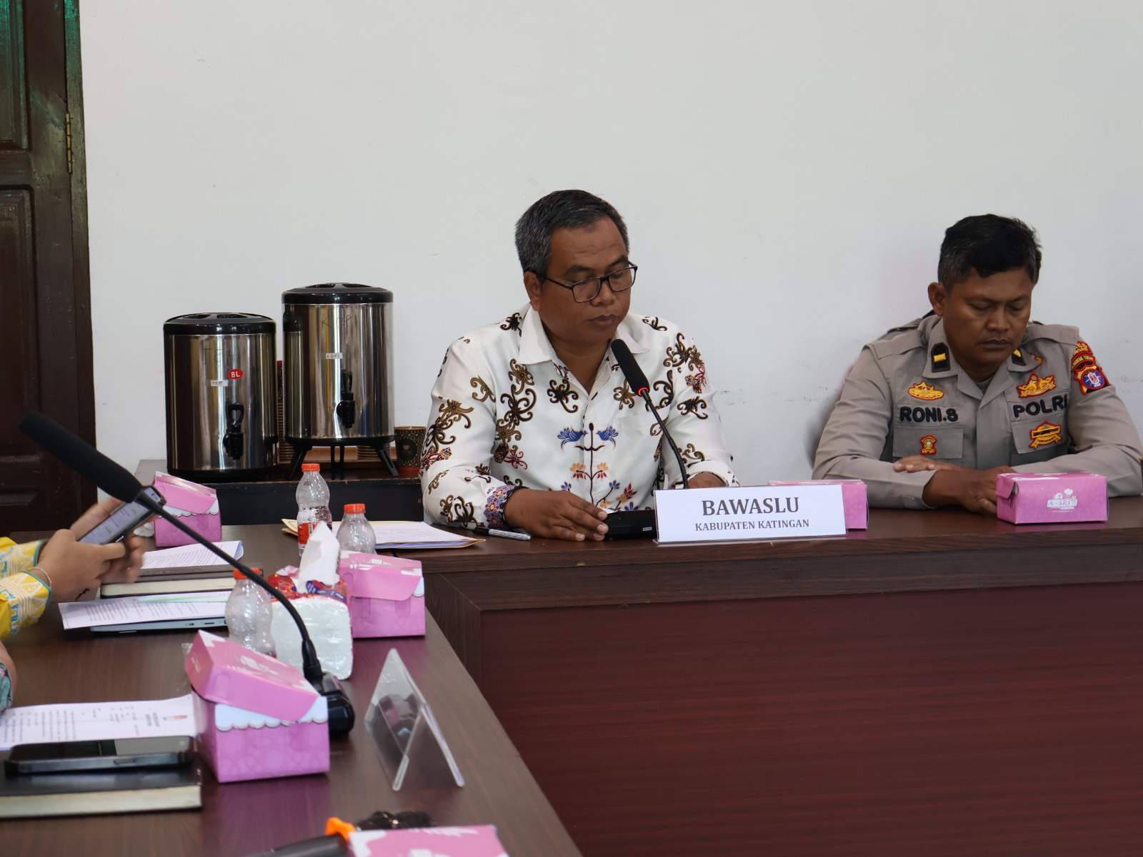 Anggota Bawaslu Katingan, Usman Sitepu saat menghadiri rapat pleno terbuka Pemutakhiran Data Pemilih Berkelanjutan (PDPB) Tingkat Kabupaten Katingan 