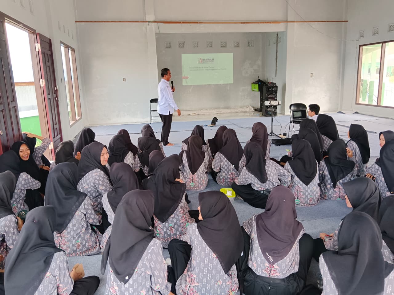 Anggota Bawaslu Katingan, Usman Sitepu saat menyampaikan materi pada kegiatan sosialisasi Pengawasan Pemutakhiran Data Pemilih Berkelanjutan