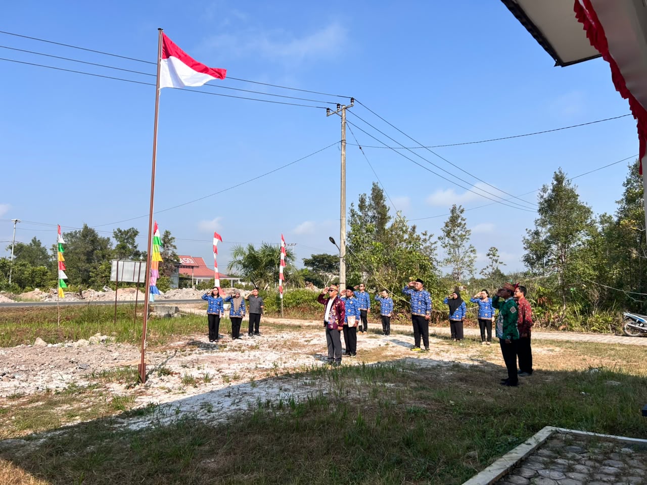 Ketua dan Anggota serta jajaran sekretariat Bawaslu Kabupaten Katingan saat melaksanakan Upacara Peringatan HUT Ke-81 Kemerdekaan Republik Indonesia  
