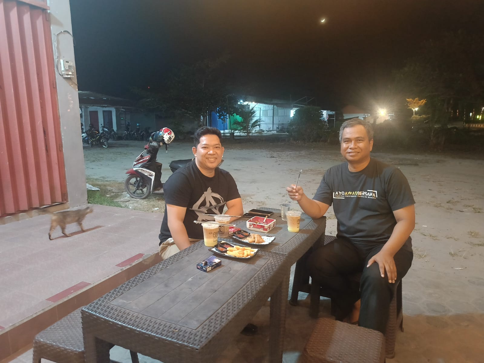 Kordiv HP2H Bawaslu Kabupaten Katingan Usman Sitepu bersama awak media Intim News Maulana Kawit dalam pertemuan di Cafe Taguk Ha, Kasongan.