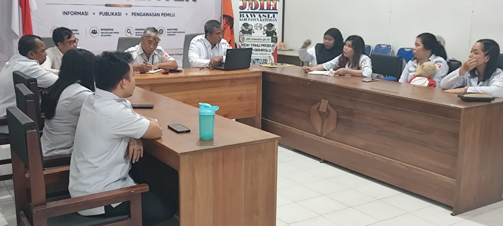 Jajaran Bawaslu Kabupaten Katingan mengikuti rapat internal dalam rangka membahas pelaksanaan dan tindak lanjut program kerja kelembagaan, Rabu (19/8/2026), di Kantor Bawaslu Kabupaten Katingan.