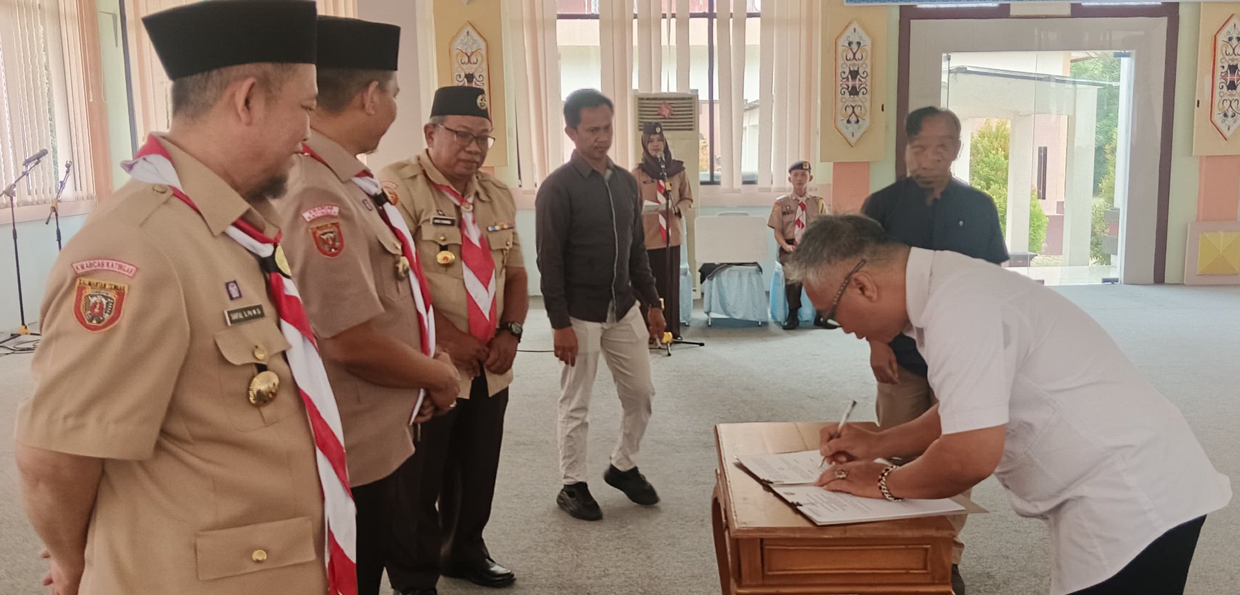 Ketua Bawaslu Kabupaten Katingan menandatangani Nota Kesepahaman (MoU) bersama Kwartir Cabang (Kwarcab) Gerakan Pramuka Kabupaten Katingan sebagai bentuk penguatan kerja sama dalam mendukung pengawasan partisipatif serta meningkatkan peran generasi muda dalam pengawasan penyelenggaraan Pemilu.