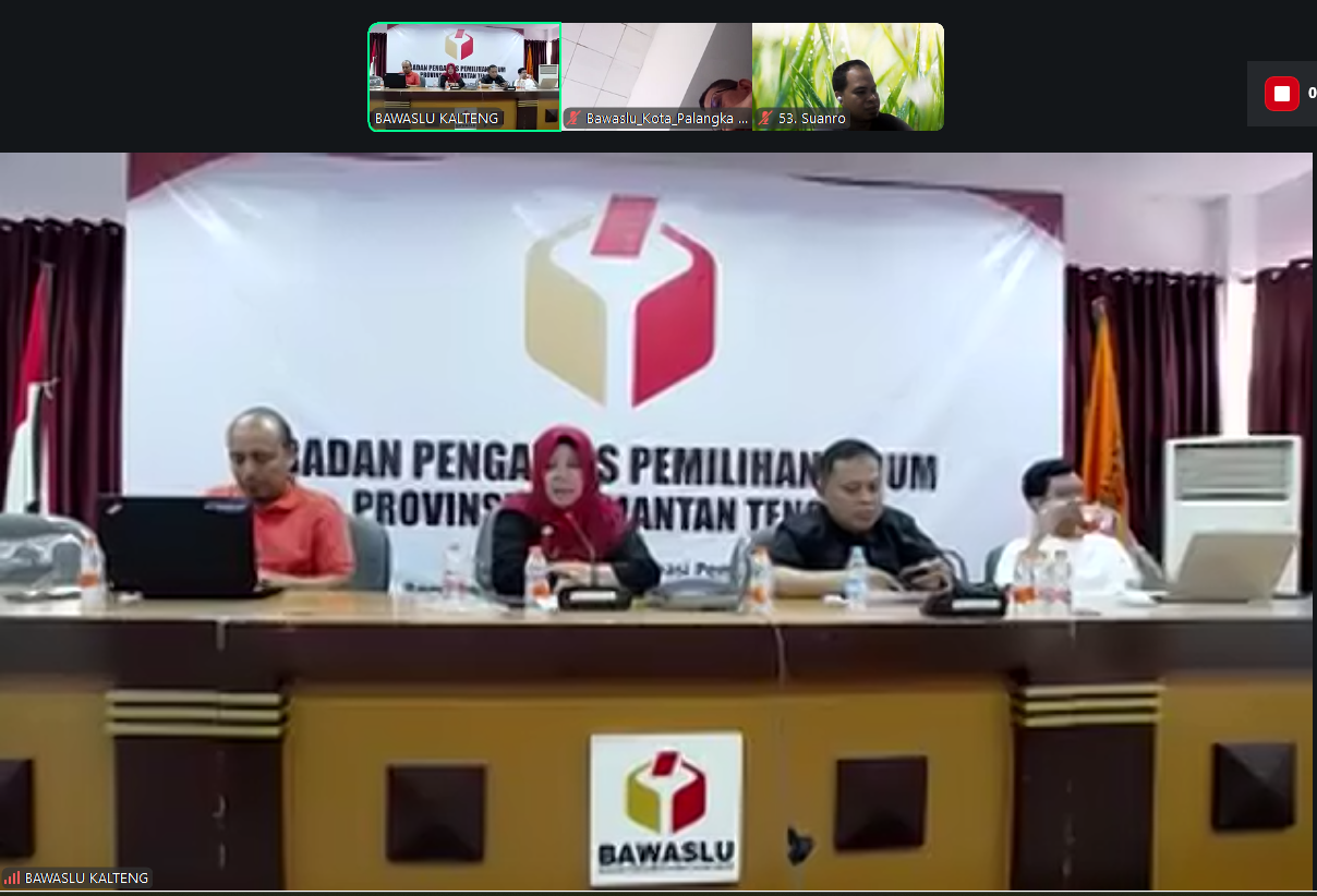 Koordinator Divisi Pencegahan, Partisipasi Masyarakat, dan Hubungan Masyarakat Bawaslu Provinsi Kalimantan Tengah, Siti Wahidah, saat memberikan arahan pada kegiatan Rapat Evaluasi Pengelolaan Kehumasan, Peliputan dan Dokumentasi serta Informasi Publik Bawaslu Provinsi dan Bawaslu Kabupaten/Kota se-Kalimantan Tengah, Jumat (14/8/2026).