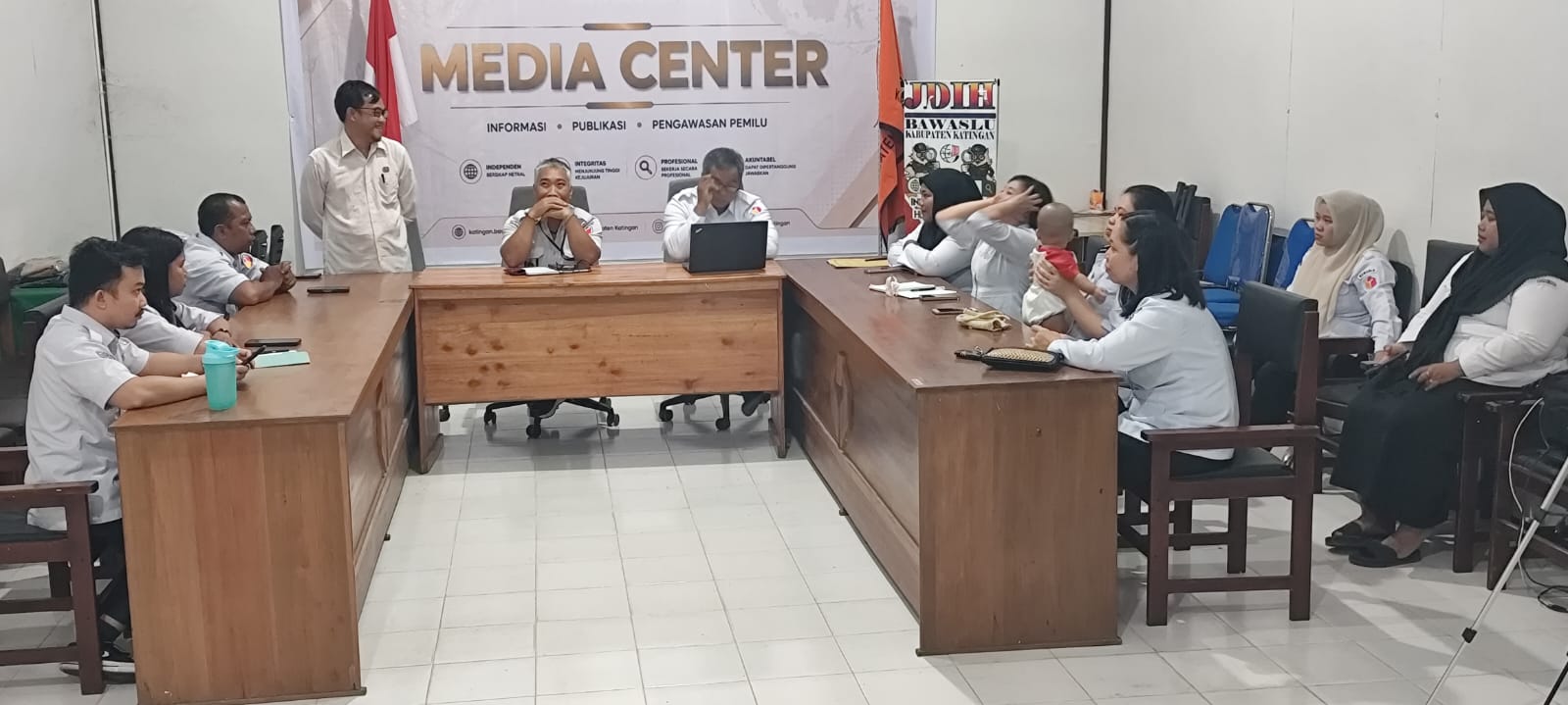 Penguatan Tata Kelola dan Fungsi Sekretariat Jadi Fokus Rapat Bawaslu Katingan KASONGAN — Bawaslu Kabupaten Katingan  memperkuat fungsi sekretariat melalui rapat pembahasan berbagai aspek internal kelembagaan,  yang digelar, Rabu (19/8),  di Ruang Rapat Bawaslu Kabupaten Katingan.  Koordinator Sekretariat Bawaslu Kabupaten Katingan, Wawan Hari Kurniawan yang memimpin langsung rapat internal, menekankan pentingnya kerja sama seluruh unsur sekretariat dalam mendukung pelaksanaan tugas kelembagaan. “Intinya ki