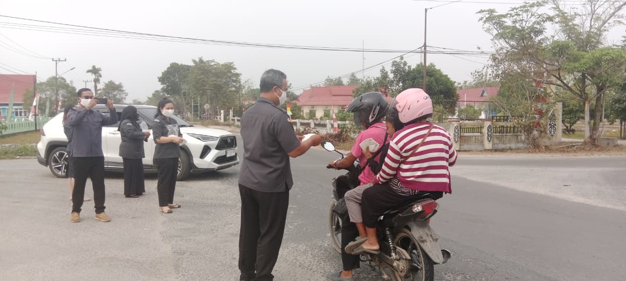 Koordinator Divisi Hukum, Pencegahan, Partisipasi Masyarakat, dan Hubungan Masyarakat (HP2H) Bawaslu Kabupaten Katingan, Usman Sitepu, bersama jajaran Bawaslu Katingan membagikan masker kepada warga dan pengguna jalan sebagai bentuk kepedulian di tengah kondisi bencana asap. Kegiatan tersebut dilakukan sebagai upaya membantu melindungi masyarakat dari paparan asap serta mengajak warga untuk menjaga kesehatan selama kondisi udara kurang baik.