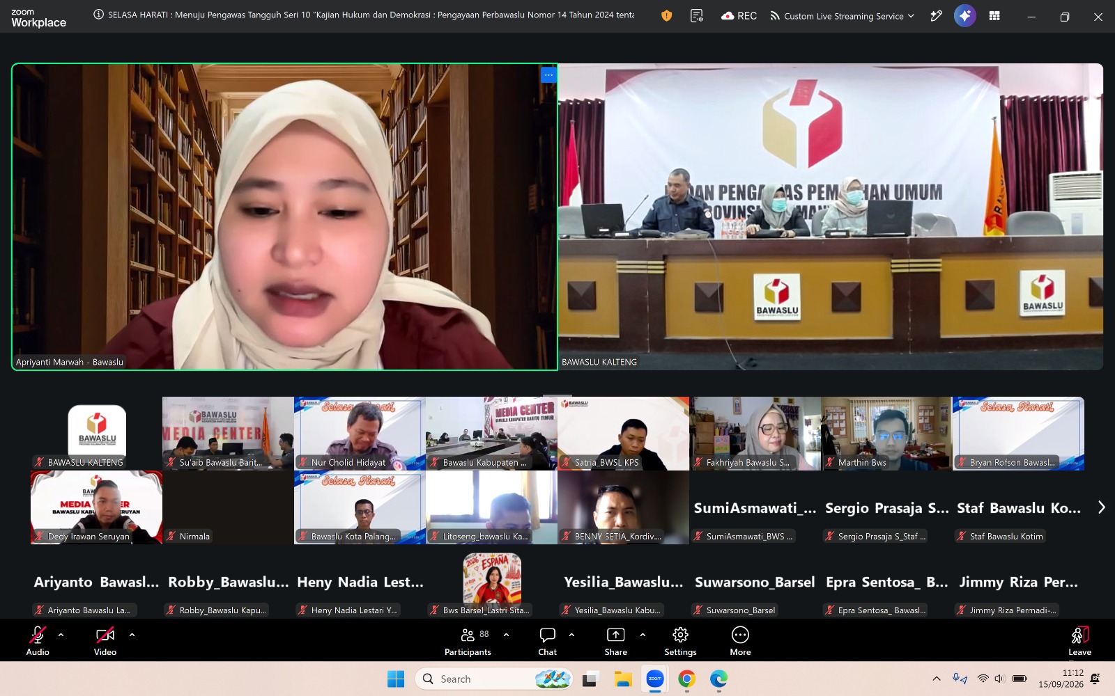  Apriyanti, Staf Ahli Bawaslu RI, menyampaikan materi mengenai penguatan tata kelola kehumasan sebagai bagian penng dalam membangun komunikasi kelembagaan yang efekf, relevan, inklusif, serta mampu memberikan dampak kepada masyarakat.