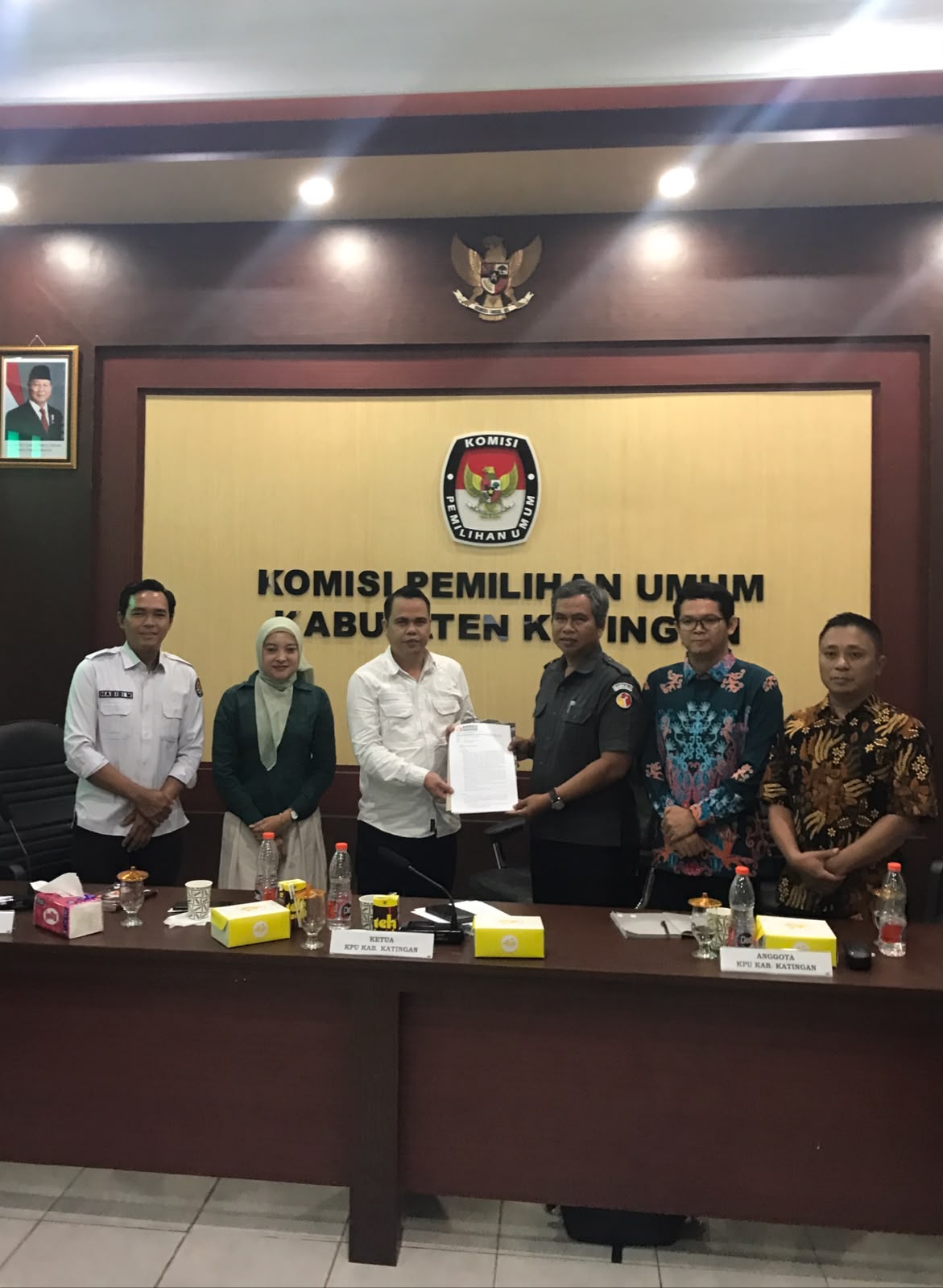 Koordiv HP2H Bawaslu Kabupaten Katingan, Usman Sitepu bersama ketua dan Anggota KPU Kabupaten Katingan saat sampaikan saran perbaikan 17 Data Pemilih.