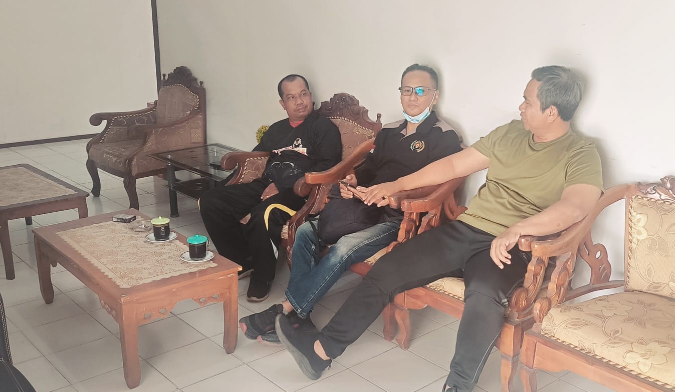 pertemuan santai antara Kordiv HP2H Bawaslu Kabupaten Katingan, Usman Sitepu, dengan awak media Kalimantan Post, M. Isnaeni, SP, di Kantor Bawaslu Kabupaten Katingan