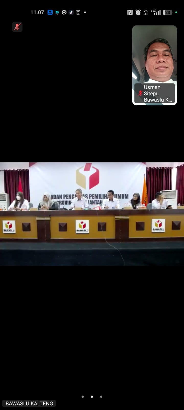 Koordiv HP2H Bawaslu Kabupaten Katingan, Usman Sitepu mengikuti rapat daring melalui Zoom Meeting tentang standar layanan publik.