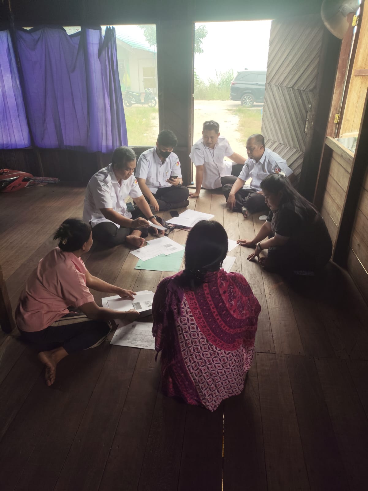 Koordiv HP2H Bawaslu Kabupaten Katingan, Usman Sitepu beserta staf saat melakukan uji petik di desa Tewang Kadamba