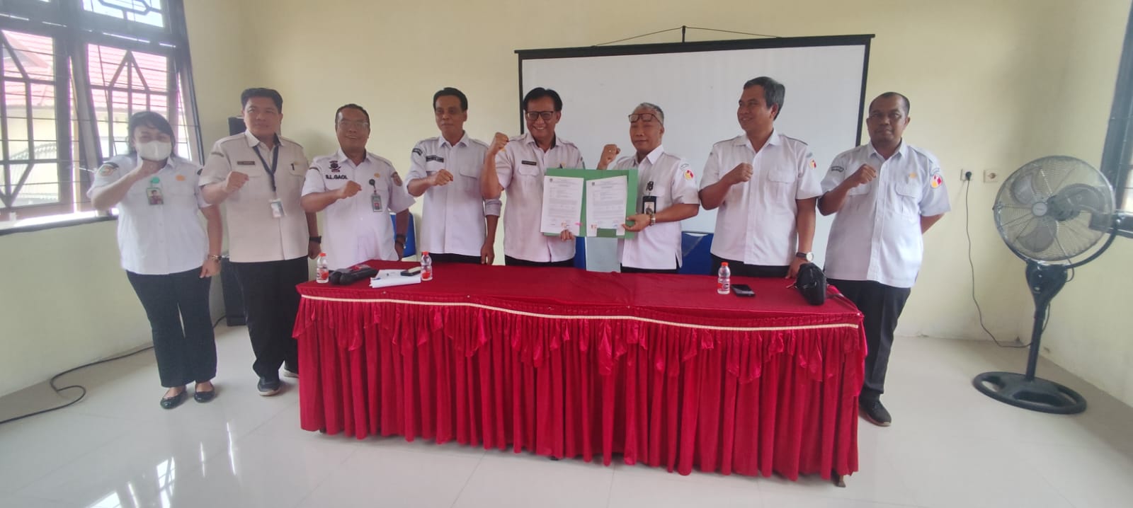 Ketua Dan Anggota Bawaslu Kabupaten Katingan bersama jajaran pejabat Dinas Sosial Kabupaten Katingan saat penandatanganan perjanjian pinjam pakai gedung, Rabu (23/9), di Aula Dinas Sosial Kabupaten Katingan.