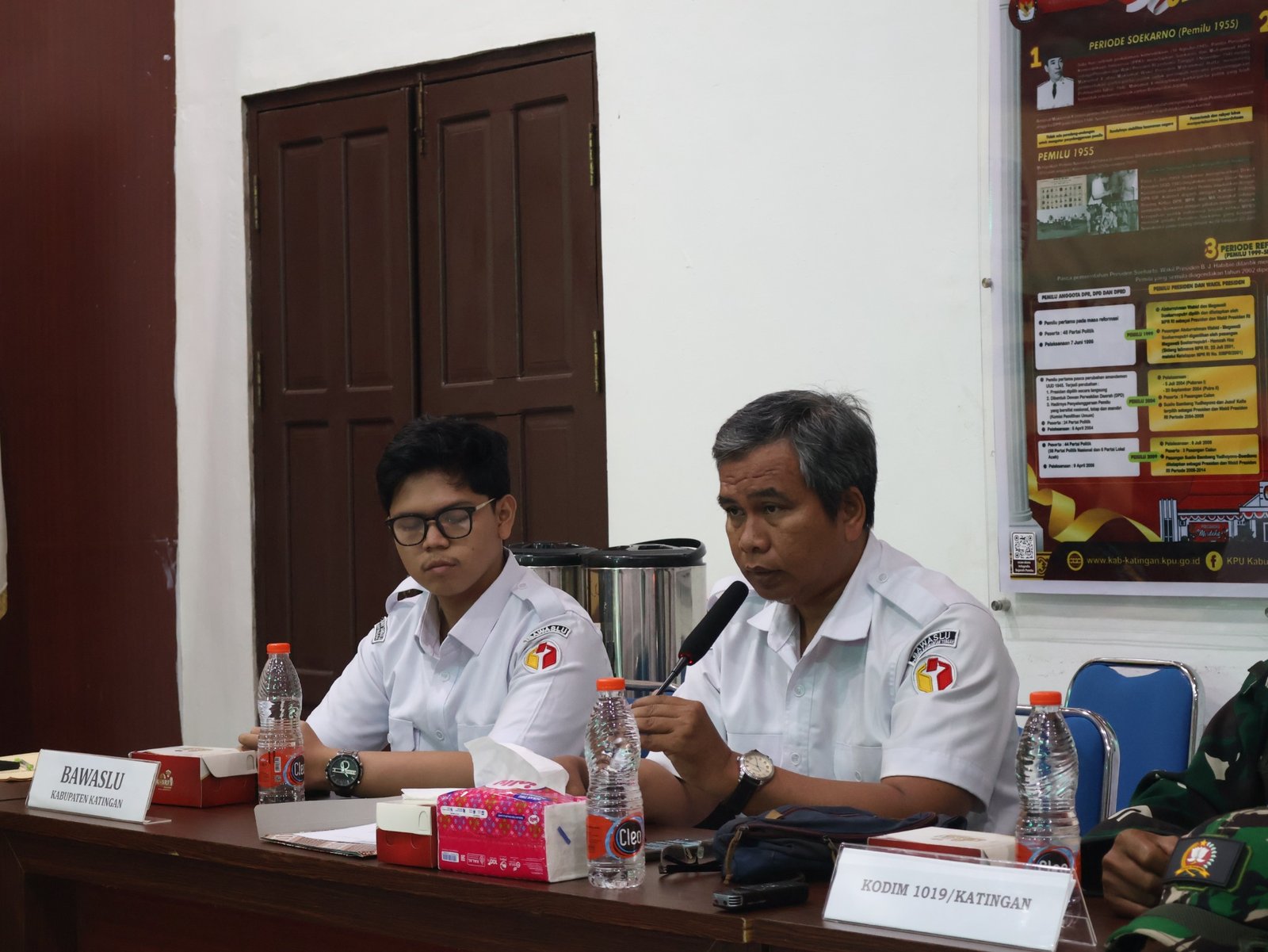 Koordiv HP2H Bawaslu Kabupaten Katingan, Usman Sitepu beserta staf saat menghadiri Rapat Pleno Terbuka Rekapitulasi PDPB TW III Tahun 2026