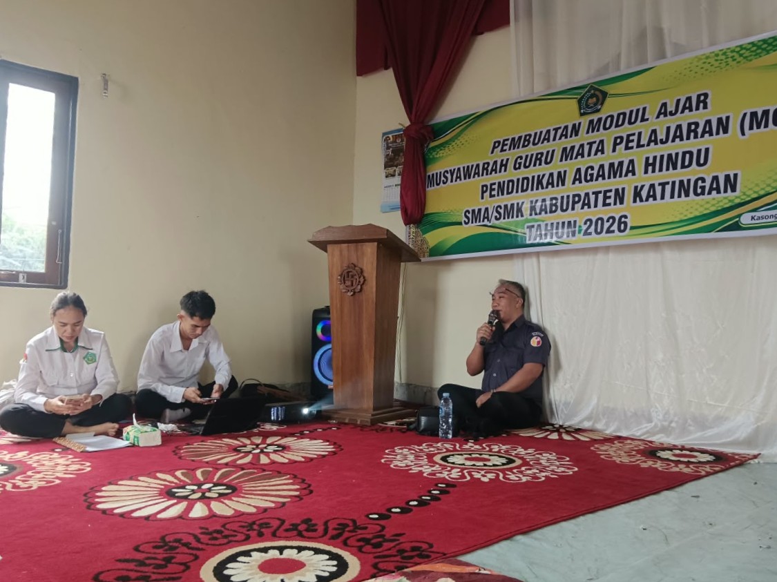 Ketua Bawaslu Kabupaten Katingan, Yosafat E. Kawaung, menyampaikan materi sosialisasi pendidikan kepemiluan dalam Pertemuan Guru Agama Hindu Jenjang SMA/SMK se-Kabupaten Katingan di Balai Basarah Hatamuei Lingu Nalatai, Senin (19/10/2026).
