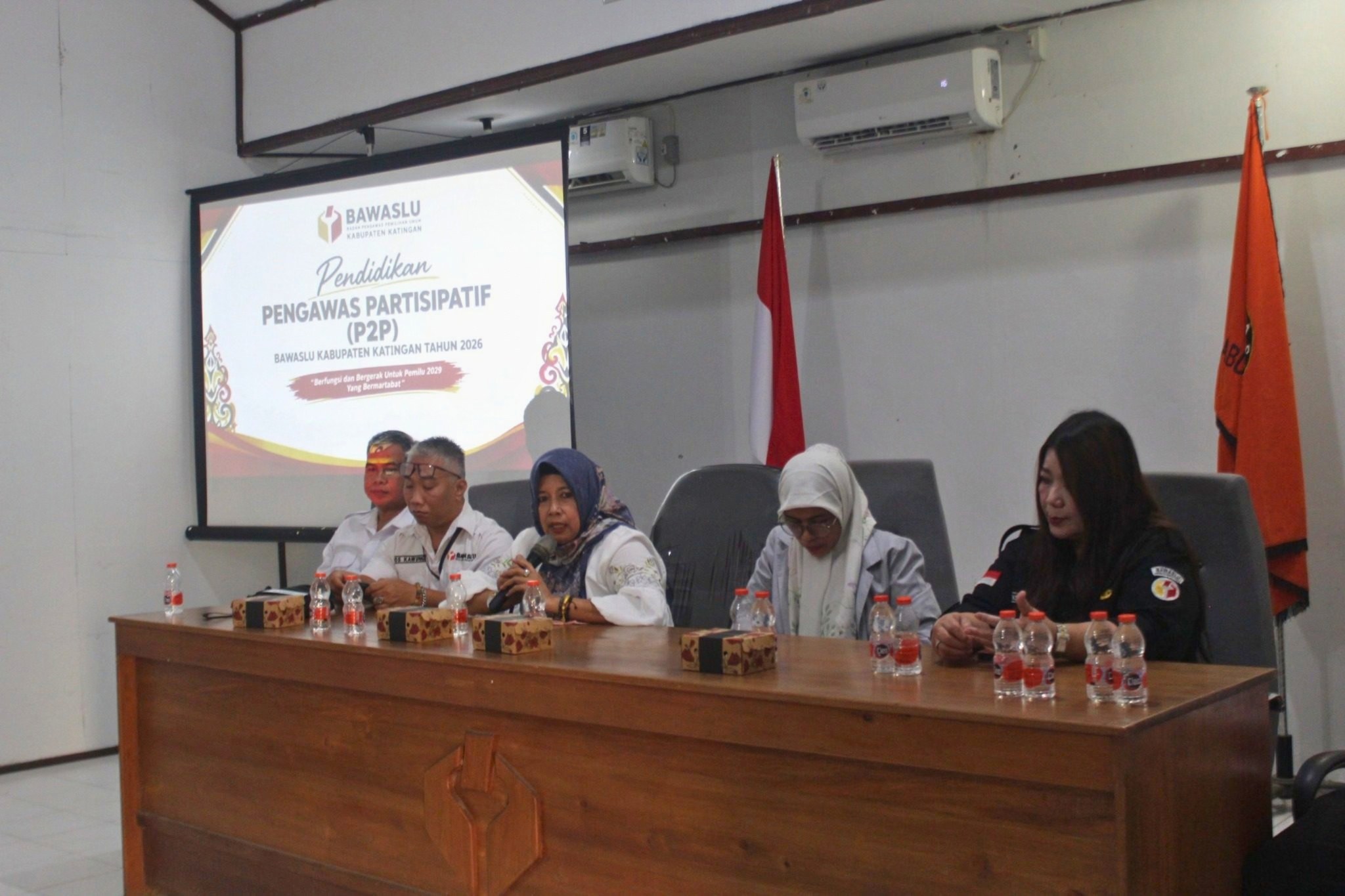 Kordiv P2P Bawaslu Provinsi Kalimantan Tengah, Hj. Siti Wahidah., saat membuka kegiatan  Pendidikan Pengawas Partisipatif (P2P) .
