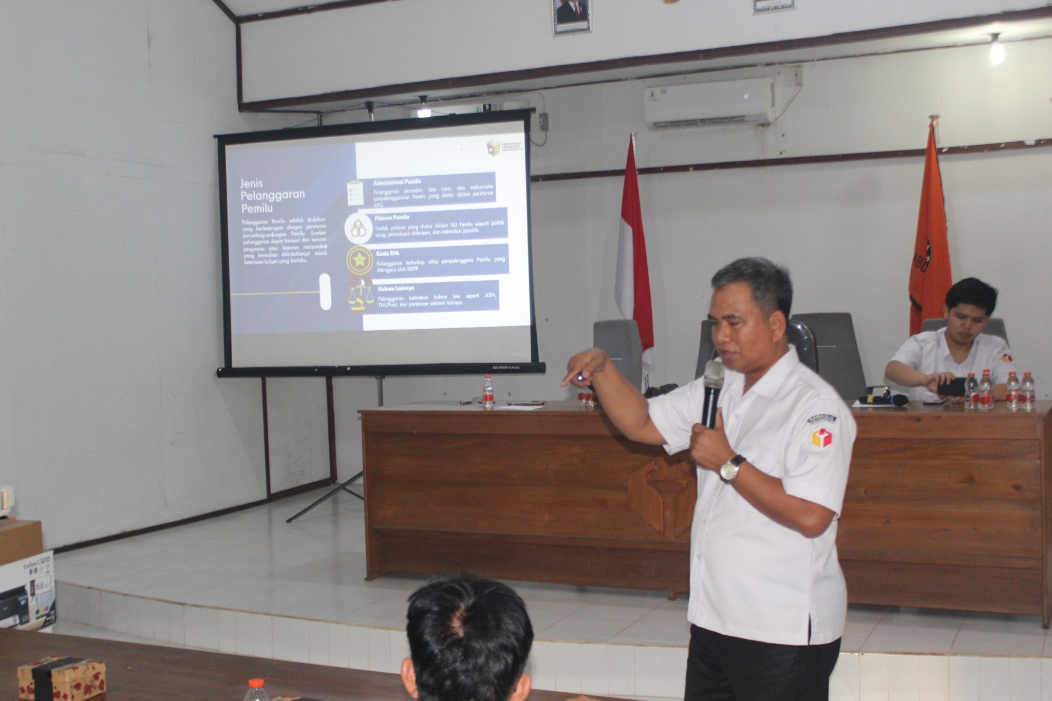 Koordiv HP2H Bawaslu Kabupaten Katingan, Usman Sitepu saat menyampaikan materi pada kegiatan Pendidikan Pengawas Partisipatif (P2P) tanggal 07 Oktober 2026