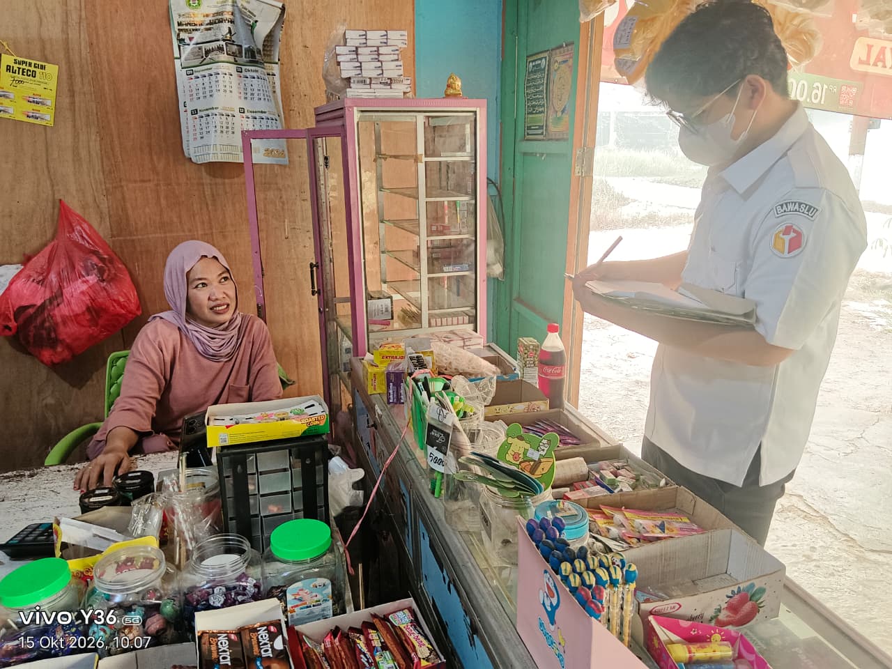 Staf Bawaslu Kabupaten Katingan saat melakukan wawancara langsung kepada responden