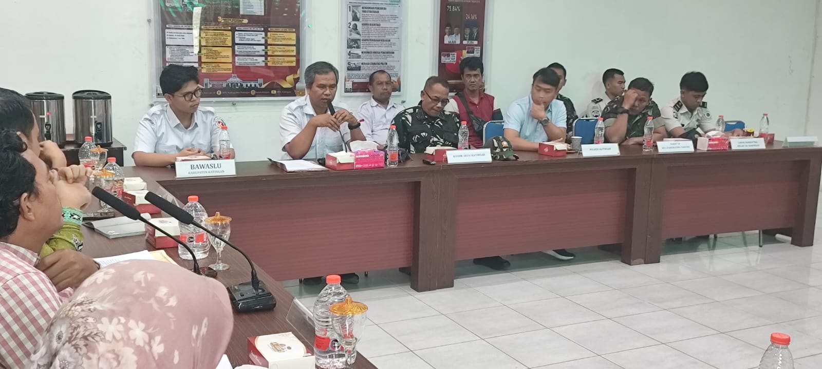 Koordiv HP2H Bawaslu Katingan, Usman Sitepu saat menyampaikan beberapa  permasalahan yang harus di tindak lanjuti pada rapat pleno terbuka.