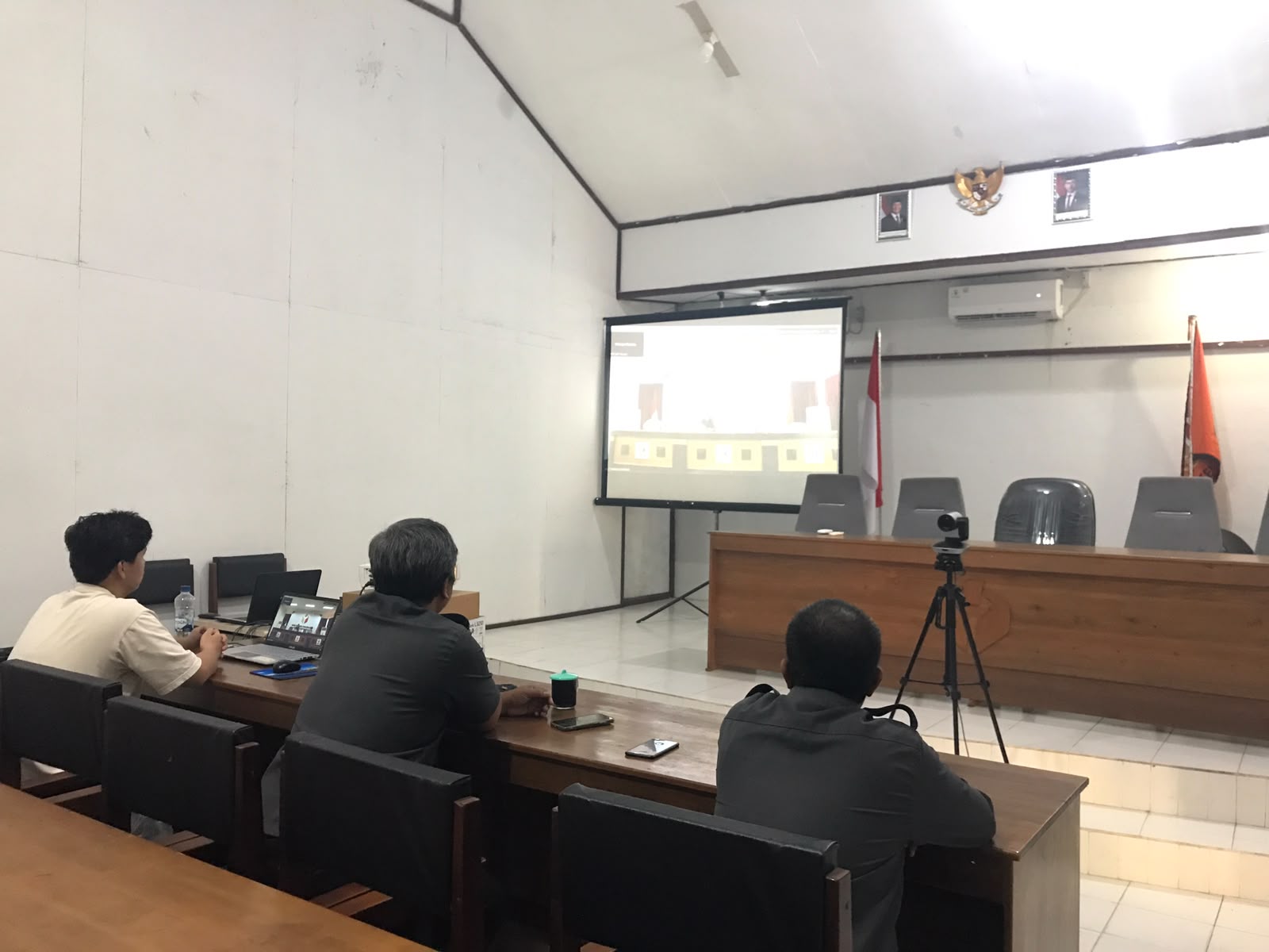 Koordiv HP2H Bawaslu Kabupaten Katingan, Usman Sitepu beserta staf saat mengikuti Kegiatan Selasa Harati seri 11 via zoom meeting