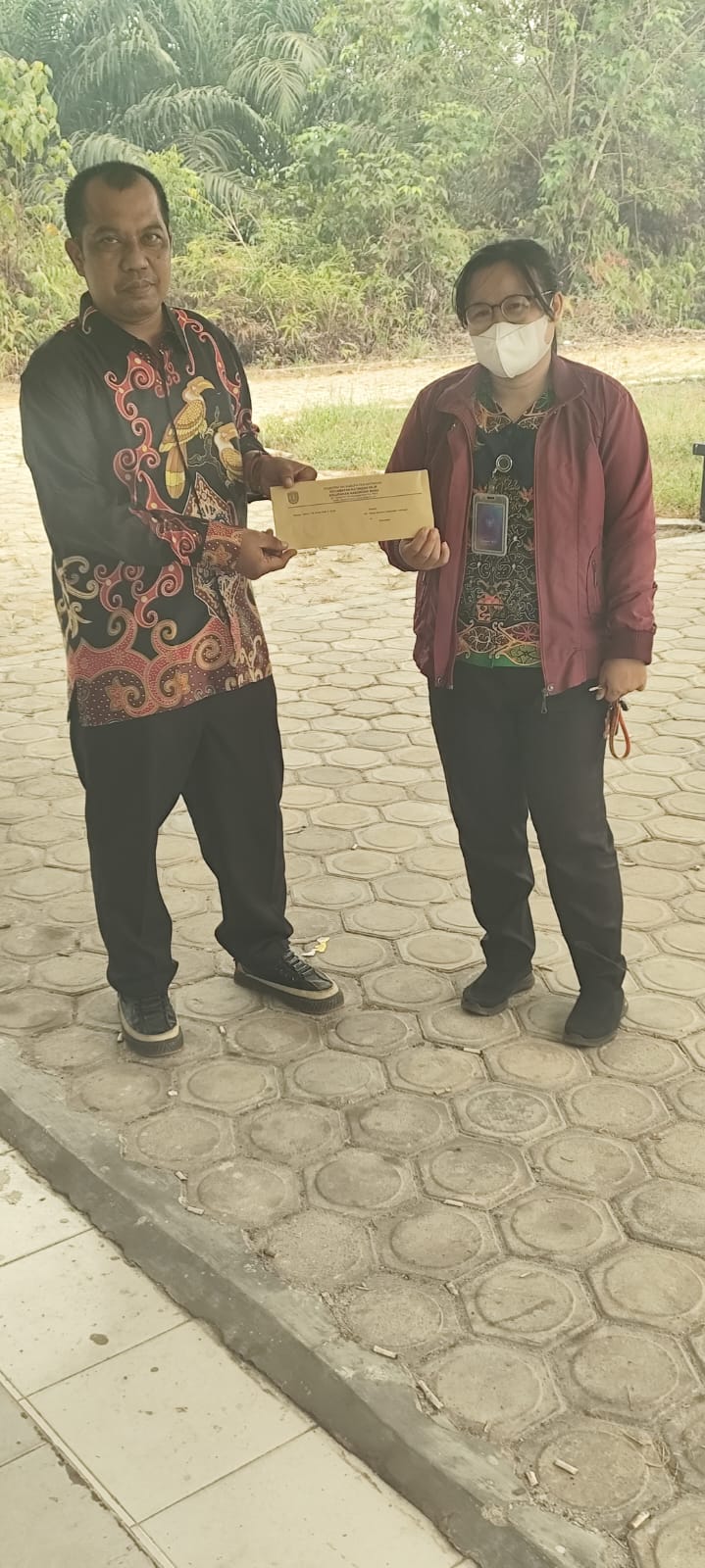 Staf Bawaslu Kabupaten Katingan (Kiri) saat menerima surat pengantar kematian dari kelurahan kasongan baru.