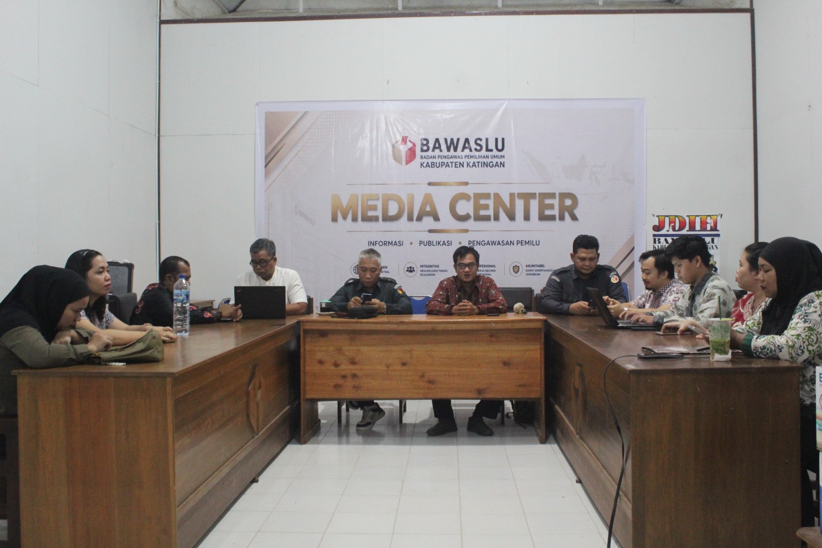Rapat internal membahas kondisi kualitas udara di wilayah Kabupaten Katingan dan rencana pelaksanaan Work From Home (WFH) 100 persen dengan mempertimbangkan Indeks Standar Pencemaran Udara 
