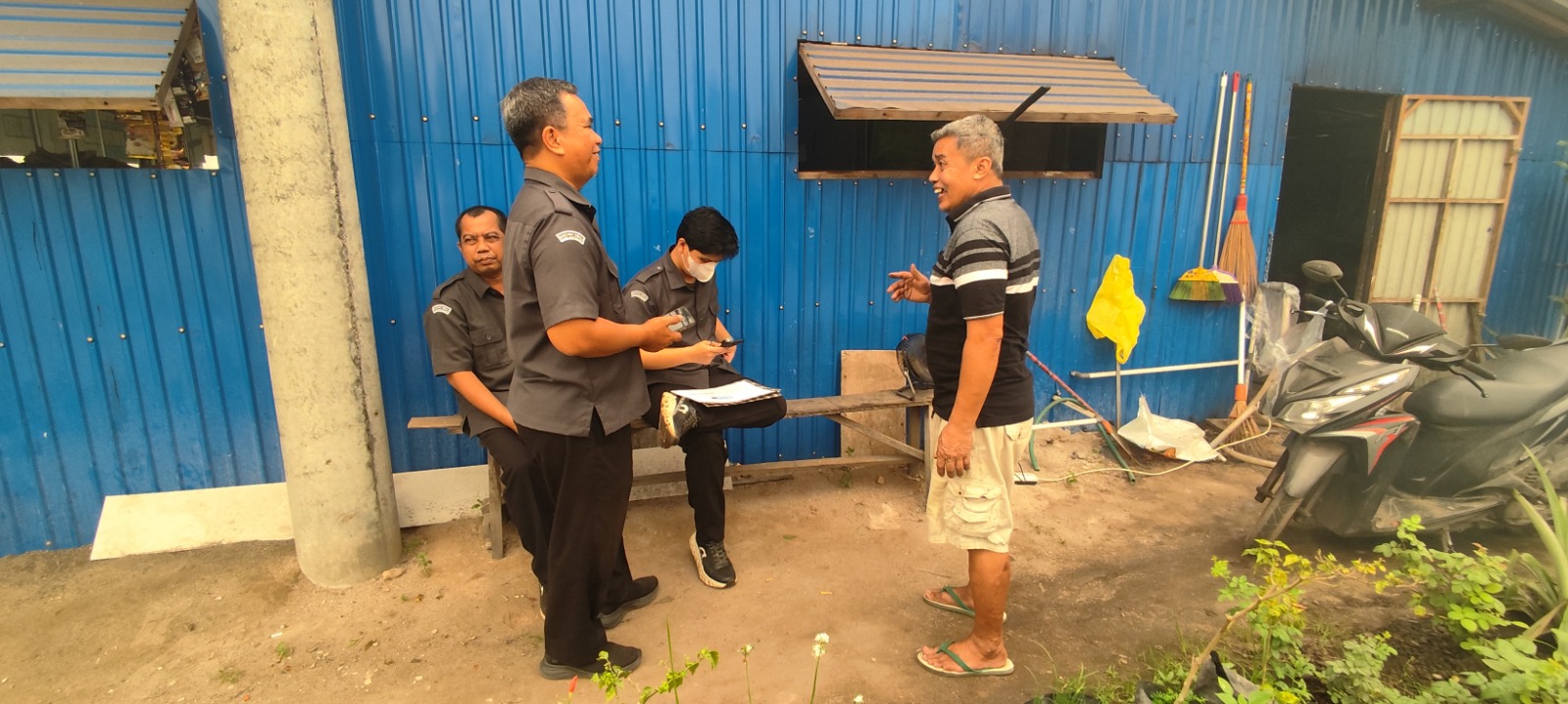 Koordiv HP2H Bawaslu Kabupaten Katingan saat melakukan wawancara bersama warga, di dampingi oleh staf  Bawaslu Kabupaten Katingan