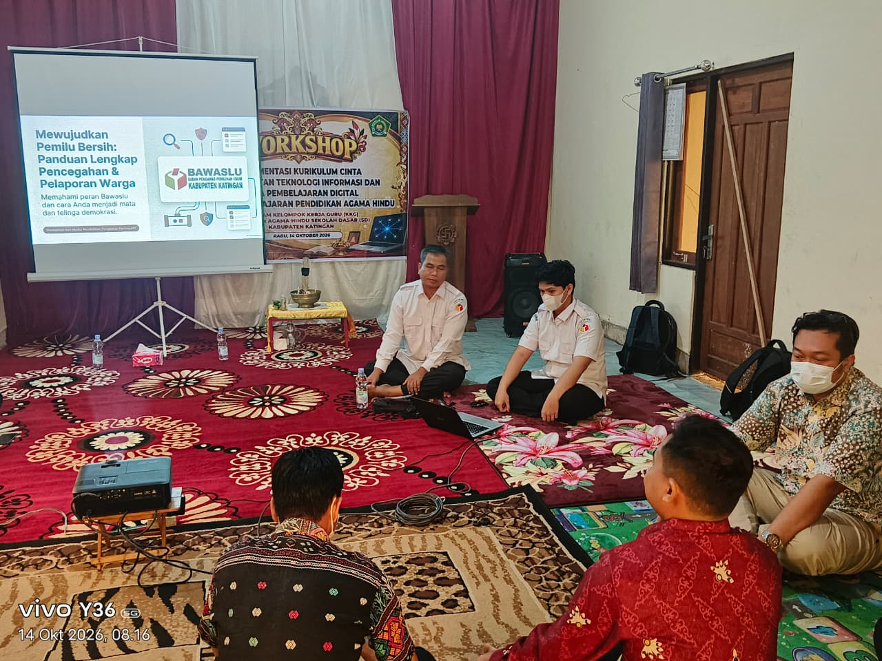 Koordiv HP2H Bawaslu Kabupaten Katingan di dampingi staf saat menjadi narasumber Dalam Kegiatan Yang Di Laksanakan Oleh Seksi Bimbingan Masyarakat Hindu Kantor Kementrian Agama Kabupaten Katingan Kegiatan Pertemuan Guru Agama Hindu Jenjang SD se- Kabupaten Katingan