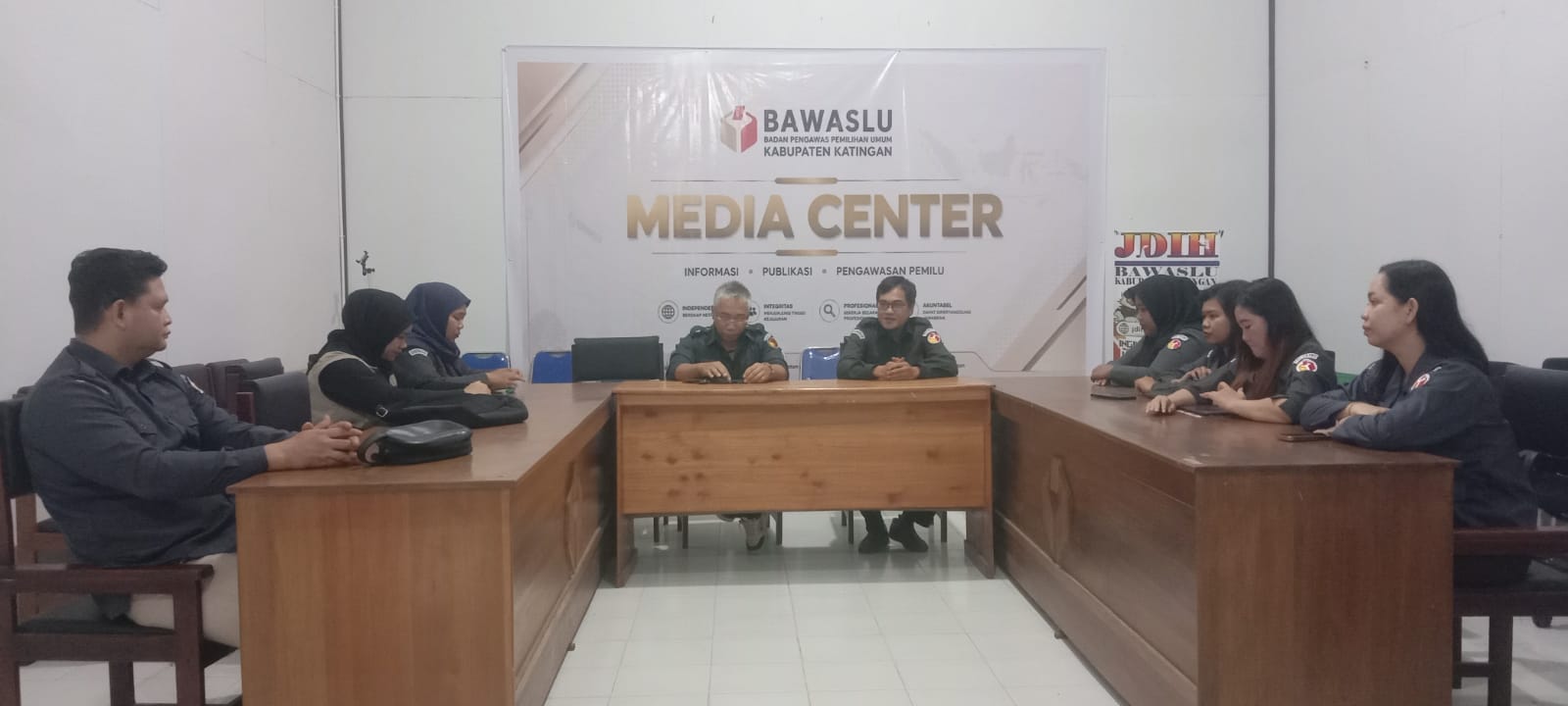 Rapat internal Bawaslu Kabupaten Katingan membahas sistem kerja dan kedisiplinan pegawai.