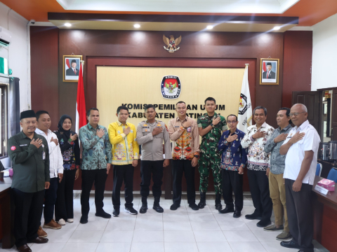 Momentum foto bersama setelah melaksanakan Rapat Pleno Terbuka