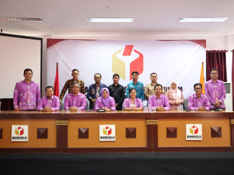 Koordiv HP2H Se- Kalimantan Tengah Saat Kegiatan Rapat Evaluasi dan Pemberian Apresiasi Kehumasan Tahun 2025 di Bawaslu Provinsi Kalimantan Tengah
