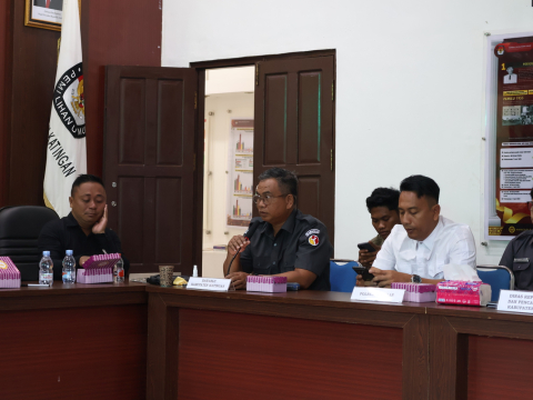 Koordiv HP2H Bawaslu Kabupaten Katingan Usman Sitepu, S.Hut saat memberikan masukan mengenai data pemilih pada  Rapat Koordinasi Pemutakhiran Data Pemilih Berkelanjutan  (PDPB) Triwulan I Tahun 2026 (31/03/2026)
