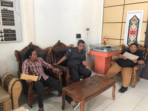 Anggota Bawaslu Katingan, Usman Sitepu saat melakukan koordinasi di KPU Kab. Katingan