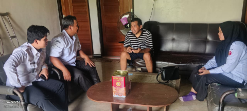 Anggota Bawaslu Beserta Staf Saat melukan uji petik di rumah pensiunan polisi.