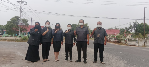 Anggota Bawaslu Kabupaten Katingan, Usman Sitepu Bersama jajaran sekretariat bawaslu katingan
